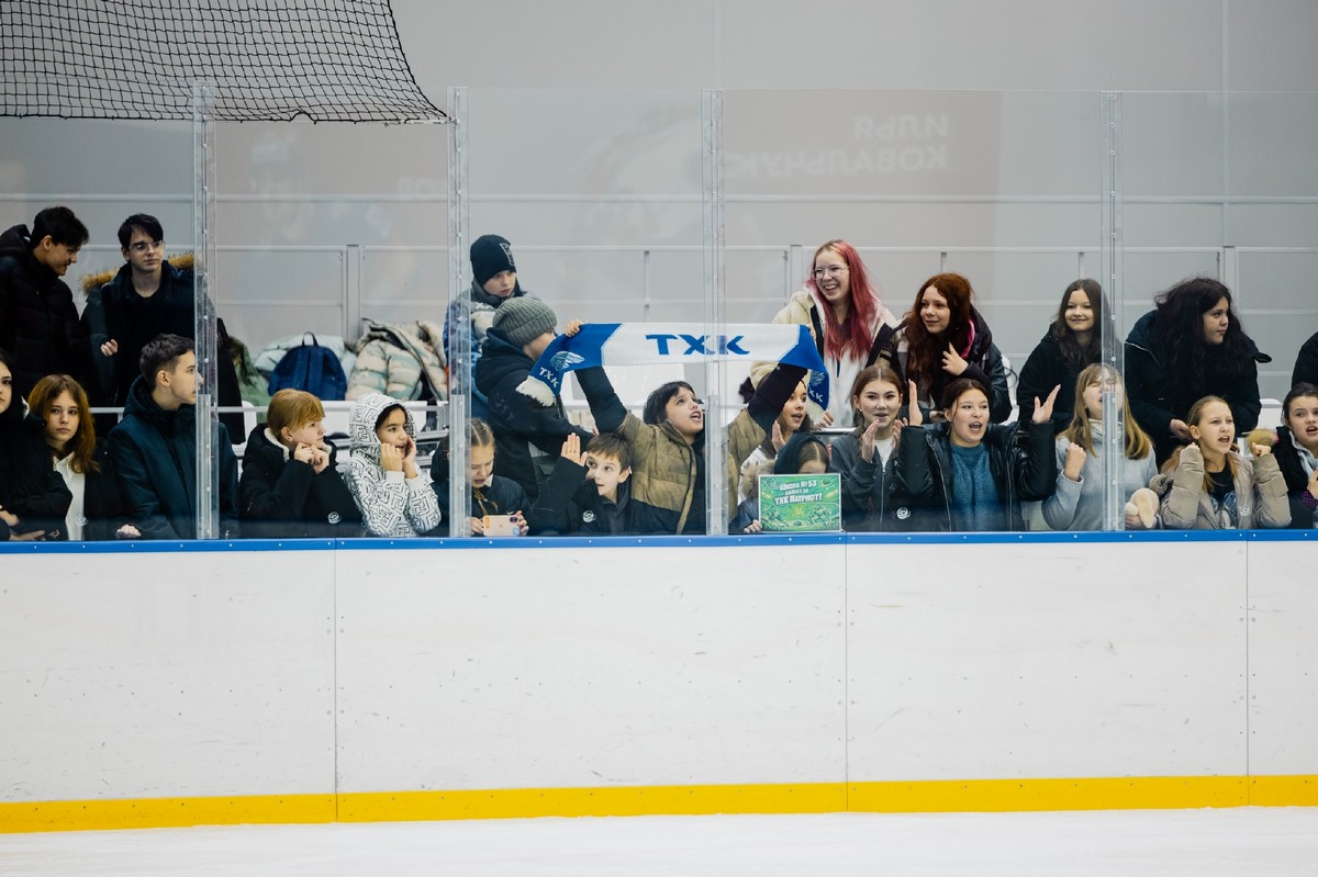 Школьники спели «Катюшу» в поддержку «ТХК Патриот»
