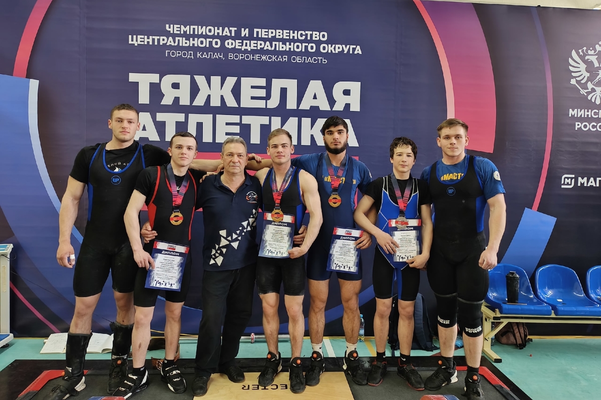 Первый чемпион в 21 веке! 16-летнему штангисту из Тверской области нет равных в ЦФО