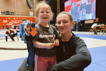 «Мама, молодец!»: двухлетняя Василиса вдохновила тверскую спортсменку на чемпионате России по сумо