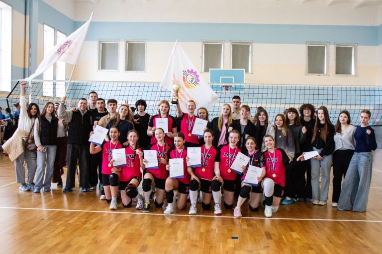 В Твери студентки разыграли награды областных соревнований по волейболу