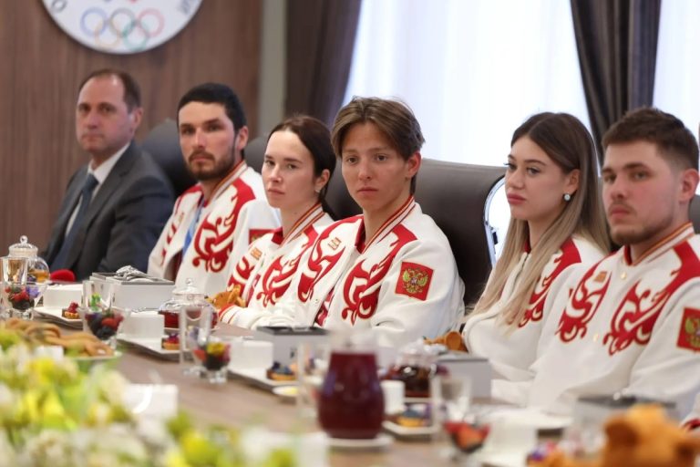 Министр спорта России наградил лыжницу из Твери