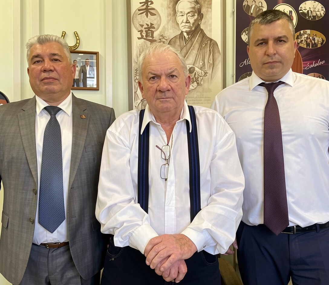 В Твери юбилей заслуженного тренера объединил на татами борцов разных поколений и стран