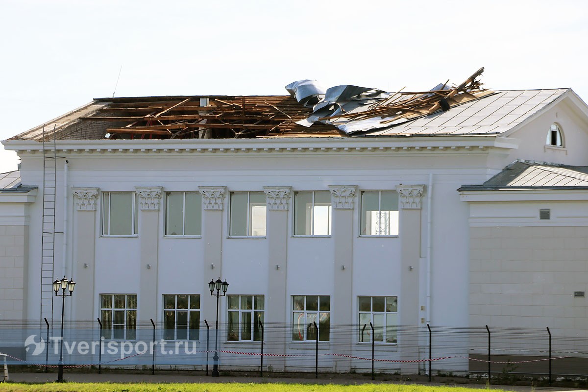У главного тверского стадиона снесло крышу