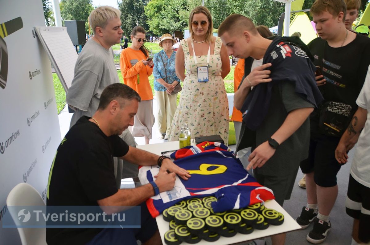 На День города Илья Ковальчук раздал 250 шайб со своим автографом
