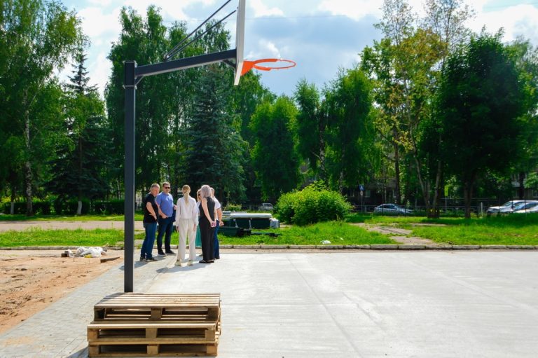 В Твери идет строительство новой спортивной площадки