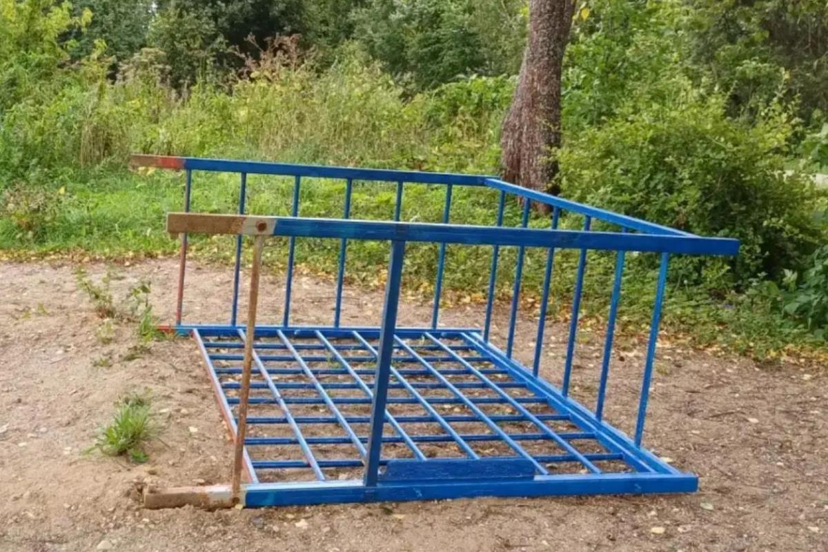 ЧП на детской площадке: на ребёнка упала шведская стенка