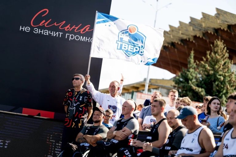 В Твери определились победители «Лиги сильных людей» по баскетболу на колясках