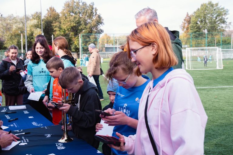 Российские звёзды футбола и хоккея вышли на поле в Твери — но победили дети