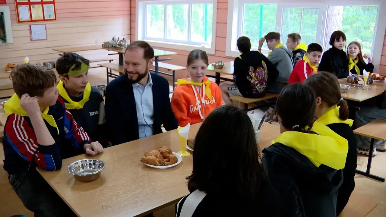 Мечты сбываются: как юный хоккеист из детского дома встретился с кумирами из «Локомотива»