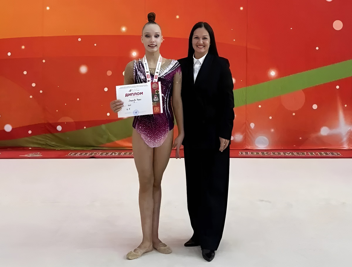 Олимпийская чемпионка наградила тверских гимнасток в Москве